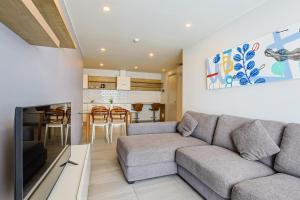 シャロンにあるPool View 1 Bed Apt T2-520のソファとキッチンのあるリビングルーム