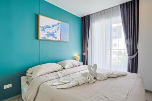 シャロンにあるPool View 1 Bed Apt T2-520のベッドルーム1室(青い壁のベッド2台、窓付) +14枚の写真
