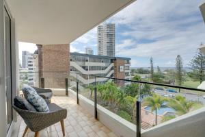 Balkoni atau teres di 2BR Beachfront Bliss in Broadbeach ! Ocean Views!