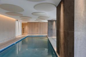 Kolam renang di atau dekat dengan 2BR Beachfront Bliss in Broadbeach ! Ocean Views!