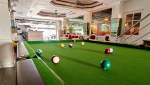Biliár nebo kulečník v ubytování Lime Hotel