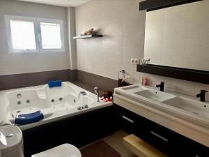 Vannituba majutusasutuses --CHALET EN ALICANTE-- Piscina Privada