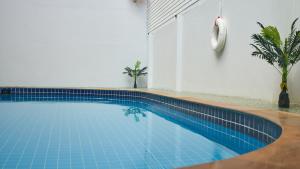 Bazén v ubytování Lime Hotel nebo v jeho okolí