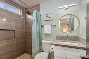 サンディエゴにあるCentral San Diego 3BR Home Near Beachesのトイレ、洗面台、鏡のあるバスルーム