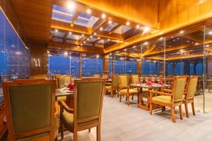Restoran või mõni muu söögikoht majutusasutuses Aarya Hotel and Spa