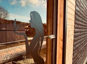 ein Fenster mit einem Bild eines Vogels darauf in der Unterkunft Halicanum Glamping Peaceful Retreat Resort in Sveti Martin na Muri