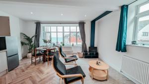 Posezení v ubytování Central Apartment- Stunning Sea Views- 100m to Beach- Brand New for 2025- Sleeps 6