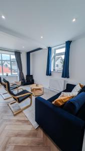 Posezení v ubytování Central Apartment- Stunning Sea Views- 100m to Beach- Brand New for 2025- Sleeps 6