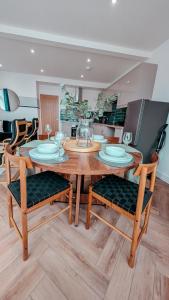 Posezení v ubytování Central Apartment- Stunning Sea Views- 100m to Beach- Brand New for 2025- Sleeps 6