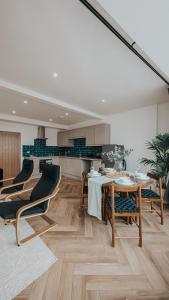 Posezení v ubytování Central Apartment- Stunning Sea Views- 100m to Beach- Brand New for 2025- Sleeps 6