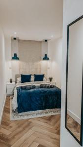 Postel nebo postele na pokoji v ubytování Central Apartment- Stunning Sea Views- 100m to Beach- Brand New for 2025- Sleeps 6