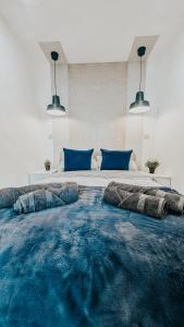Postel nebo postele na pokoji v ubytování Central Apartment- Stunning Sea Views- 100m to Beach- Brand New for 2025- Sleeps 6