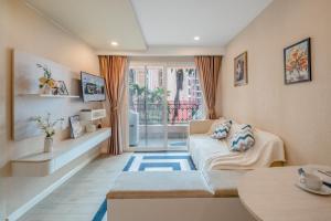 a living room with a couch and a table at Seven Seas Condo Resort One-bedroom 5 minutes walk to Jomtien Beach in Jomtien Beach