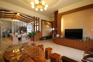 TV a/nebo společenská místnost v ubytování Dragonfly B&B