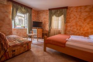 Llit o llits en una habitació de Hotel Rendez Vous