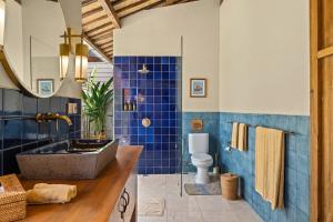 Et badeværelse på Villa Blue Style Pool Loft with Kitchen warnavillas + 25 billeder