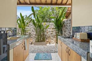 Køkken eller tekøkken på Villa Blue Style Pool Loft with Kitchen warnavillas