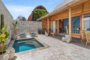 Swimmingpoolen hos eller tæt på Villa Blue Style Pool Loft with Kitchen warnavillas