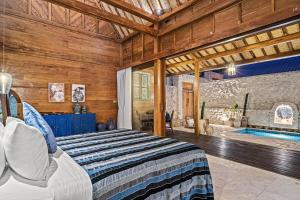 En eller flere senge i et værelse på Villa Blue Style Pool Loft with Kitchen warnavillas