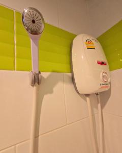 y baño con ducha y secador de pelo. en Jardin, en Pattaya South