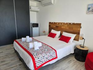 Una cama o camas en una habitación de VUE SUR MER 22 fotos más