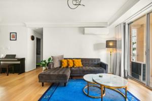 Χώρος καθιστικού στο Spacious 2-Bed Apartment Near Parramatta CBD