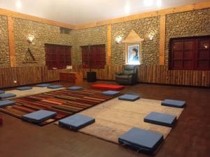 Habitación con esterillas de yoga en el suelo en Resort Thasang Village, en Lete 138 fotos más