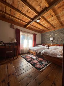 Un dormitorio con dos camas y un escritorio y una ventana. en Resort Thasang Village, en Lete