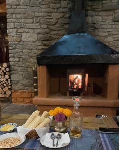 una mesa con pan y una chimenea en una habitación en Resort Thasang Village, en Lete