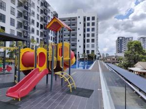 古晋Armadale Galacity Pool View 3R2B 6pax的游泳池前带滑梯的游乐场