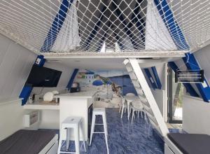 BustosにあるMy Cabin by One Selahのテーブル、椅子、テレビが備わる客室です。