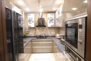 Dapur atau dapur kecil di Fortune Home Service Apartment 3Bhk,J-171 Saket