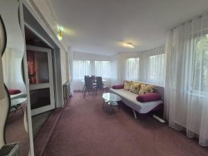 ein Wohnzimmer mit Sofa und Tisch in der Unterkunft MAXX Lodge in Bacău