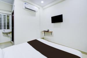 Super Townhouse Nallagandla Lingampally客房内的一张或多张床位