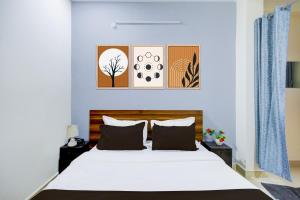 Super Townhouse Nallagandla Lingampally客房内的一张或多张床位