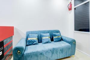 Super Townhouse Nallagandla Lingampally的休息区