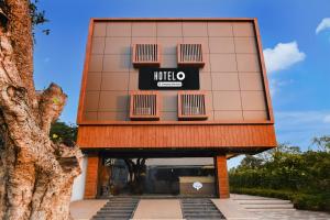 Un edificio con un cartel encima en Super Hotel O Jamshedpur Near Burma Mines Formerly Hotel Square, en Jamshedpur