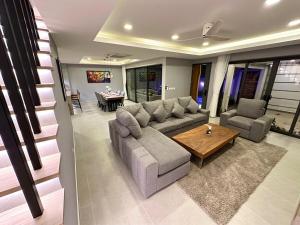 Posezení v ubytování Super Luxury 3 Bedroom Private Pool Villa with Jacuzzi, Near 711, 10 minutes to Walking Street and Pattaya Beach - MT8