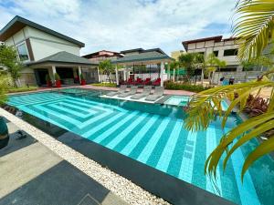 Bazén v ubytování Super Luxury 3 Bedroom Private Pool Villa with Jacuzzi, Near 711, 10 minutes to Walking Street and Pattaya Beach - MT8 nebo v jeho okolí