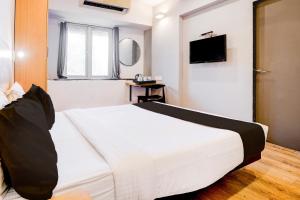 Postel nebo postele na pokoji v ubytování Super Townhouse Khar The Unicontinental