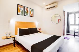 Postel nebo postele na pokoji v ubytování Super Townhouse Khar The Unicontinental