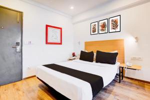 Postel nebo postele na pokoji v ubytování Super Townhouse Khar The Unicontinental