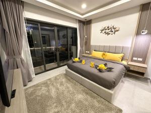 Posezení v ubytování Super Luxury 3 Bedroom Private Pool Villa with Jacuzzi, Near 711, 10 minutes to Walking Street and Pattaya Beach - MT8 + 45 fotografií