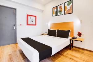 Postel nebo postele na pokoji v ubytování Super Townhouse Khar The Unicontinental