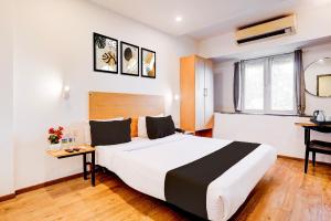 Postel nebo postele na pokoji v ubytování Super Townhouse Khar The Unicontinental