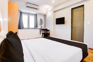 Postel nebo postele na pokoji v ubytování Super Townhouse Khar The Unicontinental