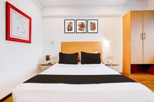 Postel nebo postele na pokoji v ubytování Super Townhouse Khar The Unicontinental
