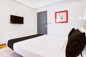 Postel nebo postele na pokoji v ubytování Super Townhouse Khar The Unicontinental