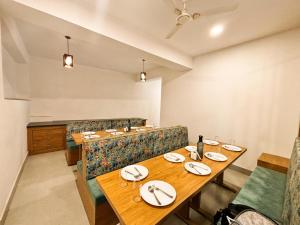 una sala da pranzo con tavolo e sedie con piatti di Sherabling a Gangtok