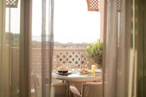 ドバイにあるJumeirah Al Qasr Dubaiのコーヒーを飲みながら、バルコニーにテーブルを用意しています。